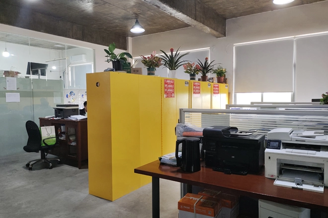 Armadio infiammabile autochiudente per aziende farmaceutiche