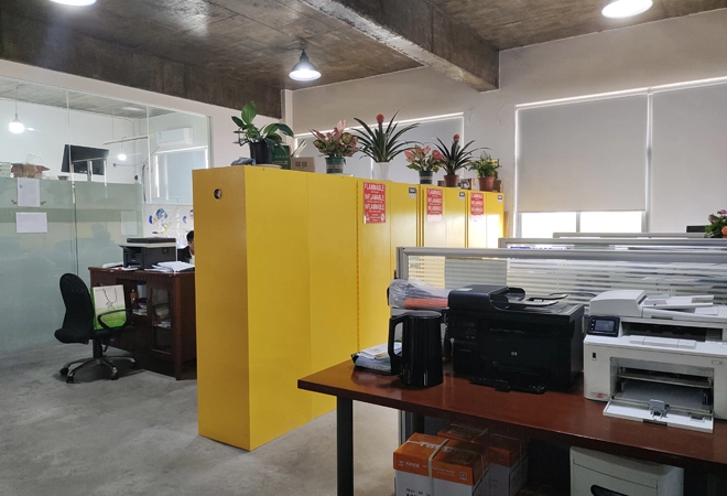 Armadio infiammabile autochiudente per aziende farmaceutiche